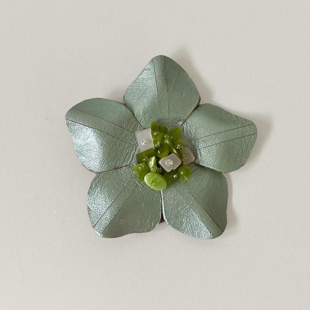 Vintage Leather Flower Pin 💐🌸